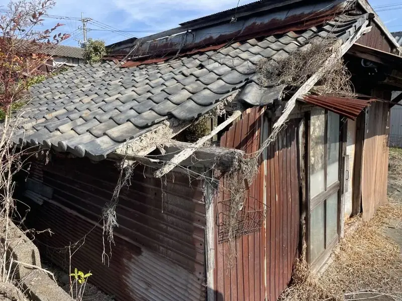 小屋の解体の様子（傷んだ小屋）